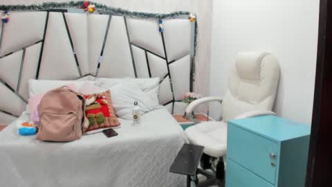 Snapshot of victoriaa_millers chatting on 12.21.25 Victoria Sofia online show from 12.21.25