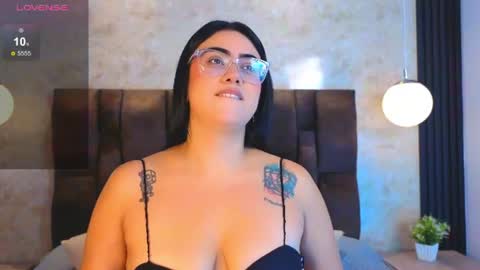 Snapshot of victoriaandrade chatting on 06.12.26 Victoria Andrade online show from 06.12.26