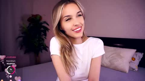 Snapshot of victoriadreamtt chatting on 10.03.25 Anasteisha Day Helen Night online show from 10.03.25