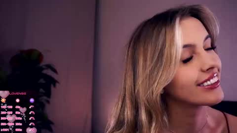 Snapshot of victoriadreamtt chatting on 10.05.25 Anasteisha Day Helen Night online show from 10.05.25