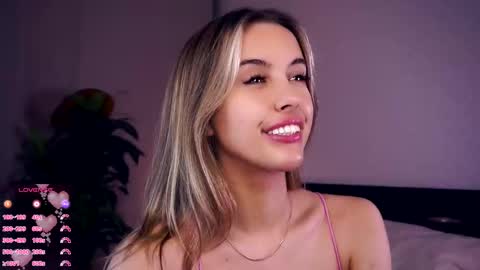 Snapshot of victoriadreamtt chatting on 10.14.25 Anasteisha Day Helen Night online show from 10.14.25