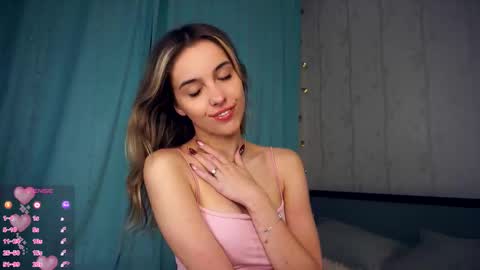 Snapshot of victoriadreamtt chatting on 10.25.25 Anasteisha Day Helen Night online show from 10.25.25