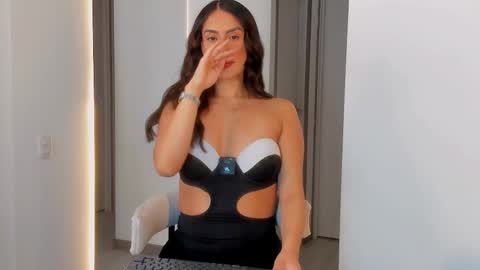 Snapshot of victoriafit7 chatting on 11.28.25 Vcitoria online show from 11.28.25