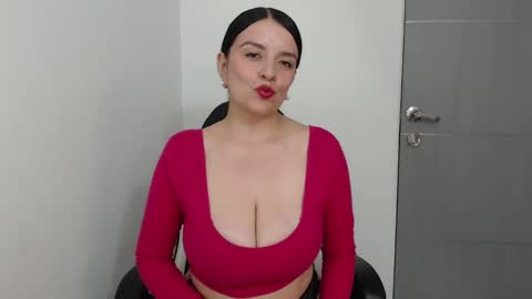 Snapshot of victoriahot_23 chatting on 01.06.25 Kim 3 online show from 01.06.25