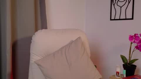 VictoriaNova online show from 02.17.26