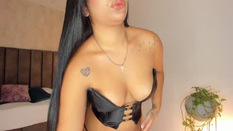 Snapshot of victoriaregia1 chatting on 01.18.25 Maria Victoria online show from 01.18.25