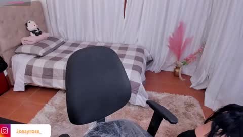 V  I C  T O R I A  online show from 12.04.24