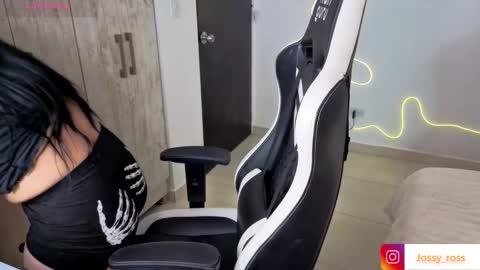 V  I C  T O R I A  online show from 02.26.26