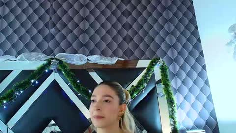 Snapshot of victtoria_lee chatting on 12.13.24 victtoria lee online show from 12.13.24