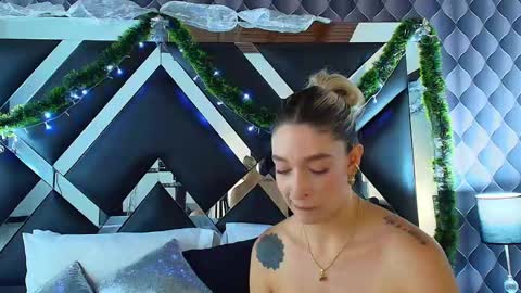 Snapshot of victtoria_lee chatting on 12.13.24 victtoria lee online show from 12.13.24