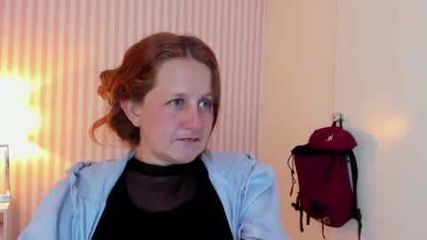 Snapshot of viioletamora chatting on 12.15.24 Violeta online show from 12.15.24