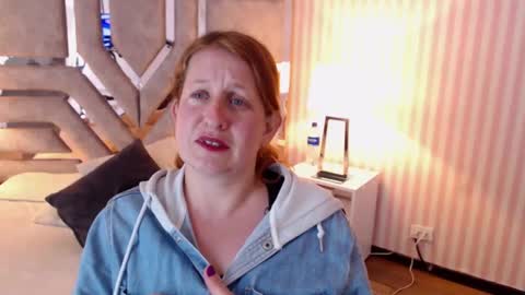 Snapshot of viioletamora chatting on 12.27.24 Violeta online show from 12.27.24