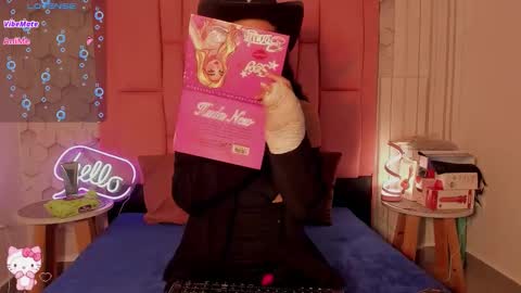 Snapshot of viiolettlopez chatting on 11.08.25 Violet online show from 11.08.25