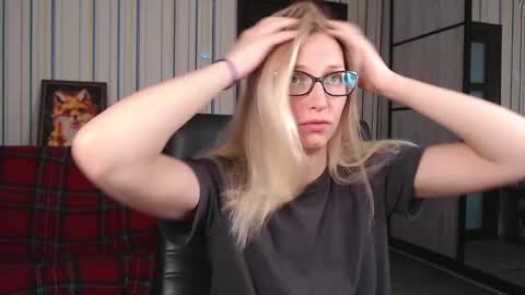 Snapshot of vikaericka chatting on 10.31.25 Vika online show from 10.31.25