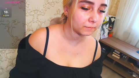Snapshot of vikiwaitingforyou chatting on 02.19.25 Vitoria online show from 02.19.25