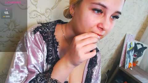 Snapshot of vikiwaitingforyou chatting on 03.10.25 Vitoria online show from 03.10.25