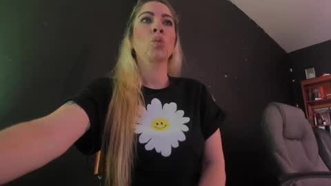 Snapshot of viktoria_davis_ chatting on 03.10.25 Viktoria online show from 03.10.25