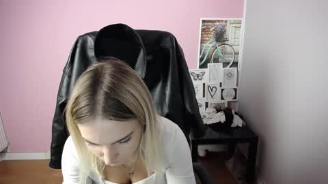 Snapshot of viktoria_lovely chatting on 10.13.25 viktoria_lovely online show from 10.13.25