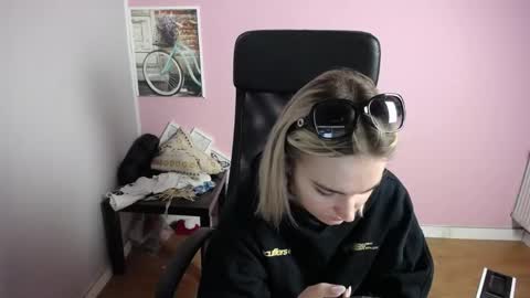 Snapshot of viktoria_lovely chatting on 05.22.26 viktoria_lovely online show from 05.22.26