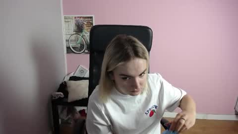 Snapshot of viktoria_lovely chatting on 07.13.26 viktoria_lovely online show from 07.13.26