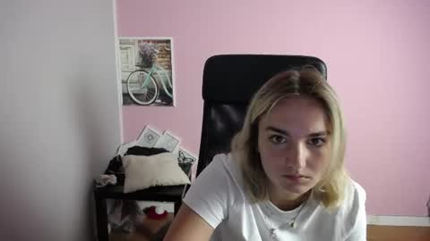 Snapshot of viktoria_lovely chatting on 07.20.26 viktoria_lovely online show from 07.20.26