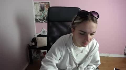 Snapshot of viktoria_lovely chatting on 07.21.26 viktoria_lovely online show from 07.21.26