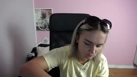 Snapshot of viktoria_lovely chatting on 07.22.26 viktoria_lovely online show from 07.22.26