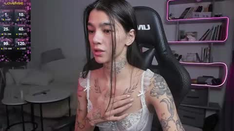Snapshot of vinkitinkii chatting on 02.21.25 vinkitinkii online show from 02.21.25