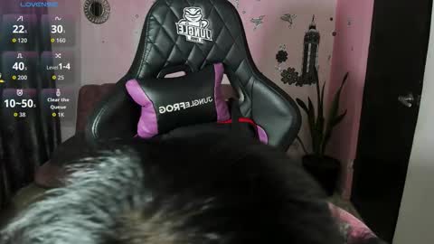 Snapshot of vio_let_ chatting on 09.28.25 Daniela online show from 09.28.25