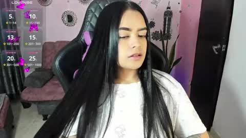 Snapshot of vio_let_ chatting on 10.14.25 Daniela online show from 10.14.25