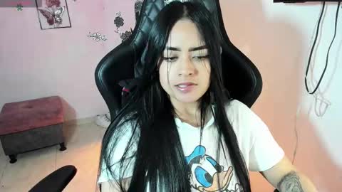 Snapshot of vio_let_ chatting on 10.19.25 Daniela online show from 10.19.25