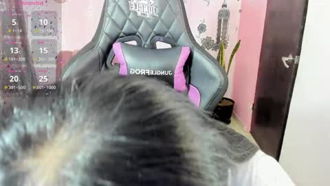 Snapshot of vio_let_ chatting on 10.27.25 Daniela online show from 10.27.25