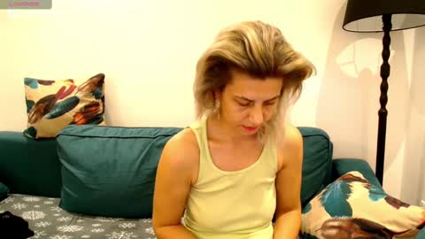Snapshot of violafoxy chatting on 01.13.25 viola online show from 01.13.25