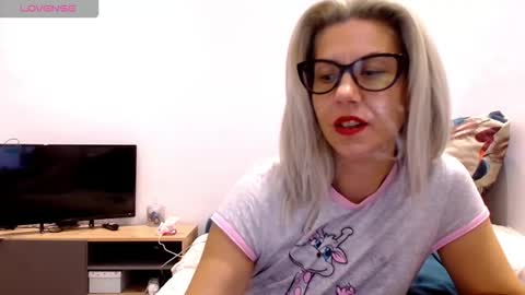 Snapshot of violafoxy chatting on 09.14.25 viola online show from 09.14.25