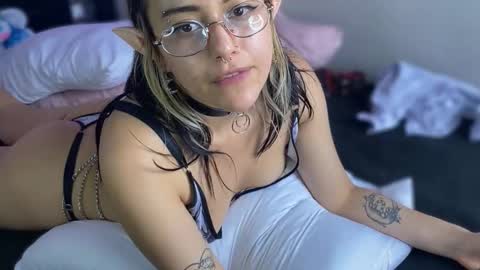 Violete Hentai01 online show from 03.06.25