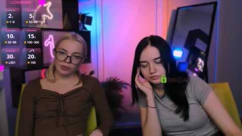 Snapshot of violet_moxi chatting on 12.20.25 violet_moxi online show from 12.20.25