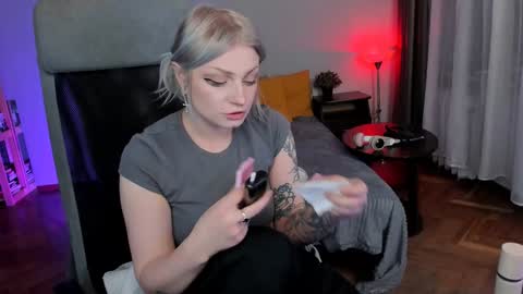 violet_oblivion online show from 12.20.24