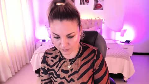 Snapshot of violeta_hotter_ chatting on 10.06.25 violeta_hotter_ online show from 10.06.25