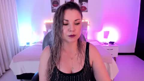 Snapshot of violeta_hotter_ chatting on 10.11.25 violeta_hotter_ online show from 10.11.25