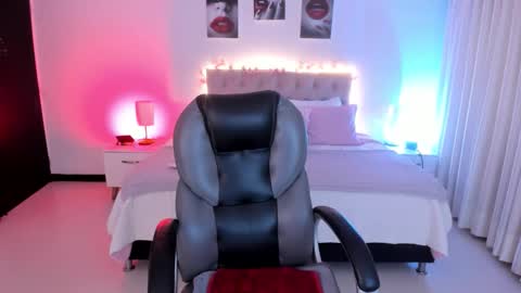 Snapshot of violeta_hotter_ chatting on 10.13.25 violeta_hotter_ online show from 10.13.25