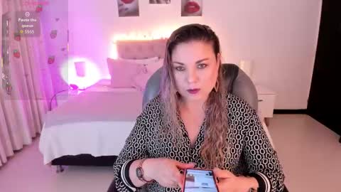 Snapshot of violeta_hotter_ chatting on 10.17.25 violeta_hotter_ online show from 10.17.25