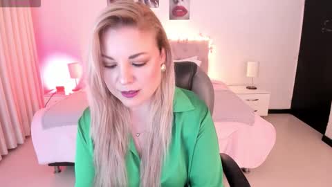 Snapshot of violeta_hotter_ chatting on 10.21.25 violeta_hotter_ online show from 10.21.25