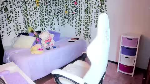 Snapshot of violeta_milleer chatting on 12.04.24 Violeta online show from 12.04.24