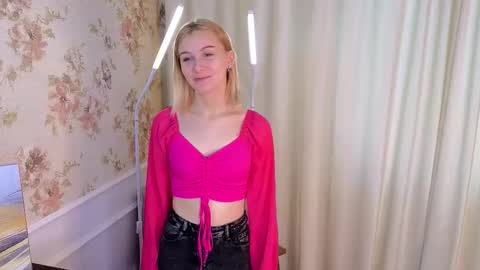 Snapshot of violetdelcourt chatting on 10.16.25 Mia online show from 10.16.25