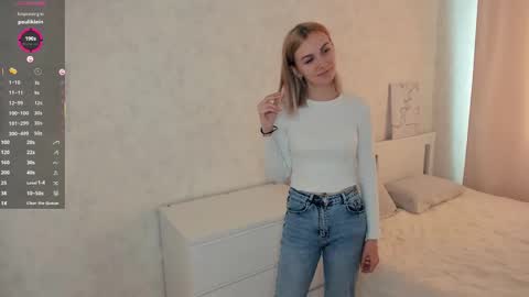 Snapshot of violetdelcourt chatting on 10.18.25 Mia online show from 10.18.25