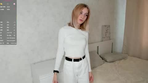 Snapshot of violetdelcourt chatting on 10.22.25 Mia online show from 10.22.25