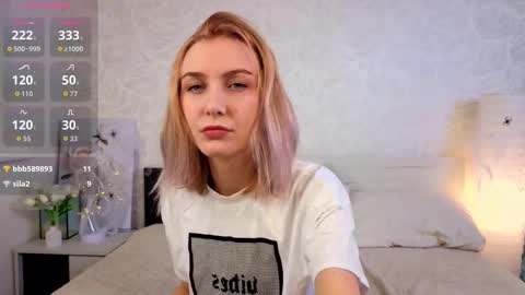 Snapshot of violetdelcourt chatting on 10.29.25 Mia online show from 10.29.25