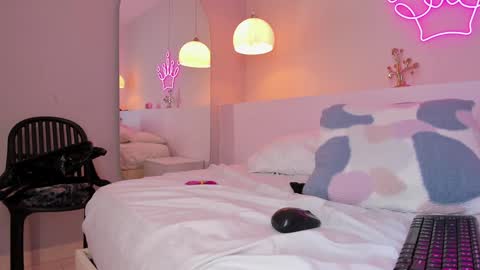 Snapshot of violeth_hill chatting on 12.24.24 Violeth Hill online show from 12.24.24