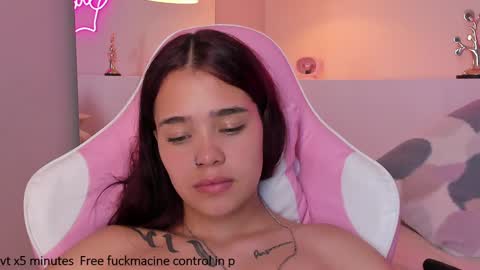 Snapshot of violeth_hill chatting on 01.15.25 Violeth Hill online show from 01.15.25