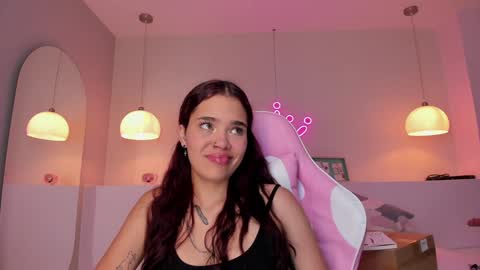 Snapshot of violeth_hill chatting on 01.22.25 Violeth Hill online show from 01.22.25
